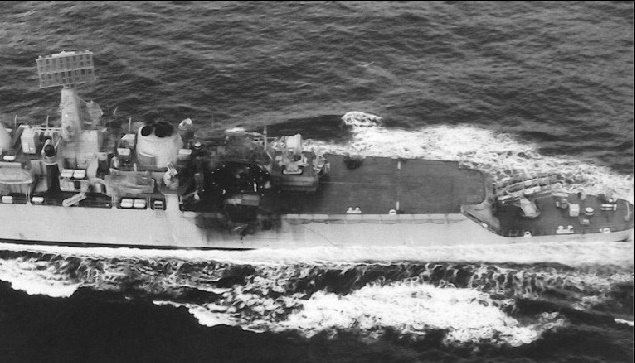 Foto en blanco y negro de un barco en el marDescripción generada automáticamente