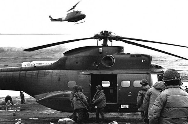 Imagen en blanco y negro de un helicópteroDescripción generada automáticamente