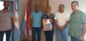 Veteranos de Malvinas donaron banderas para escuelas de la zona rural de Villa del Rosario