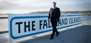 La Libertad Avanza evitó repudiar la visita y dichos del canciller británico Cameron en las Malvinas