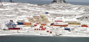Por el anuncio de Milei de una base en Ushuaia con EE.UU. el Parlamento chileno sesiona en Antártida