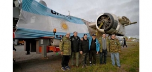 Emotiva llegada del avión que será colocado en el Monumento a los Caídos en Malvinas