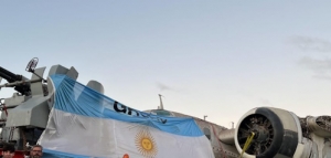 Malvinas: llegó el avión que se instalará en el Monumento a los Caídos