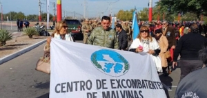 Excombatientes de Malvinas de Catamarca participaron del desfile por el aniversario de La Rioja