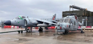 La Real Armada británica traslada a las Islas Malvinas un Sea Harrier y un Lynx veteranos de la guerra
