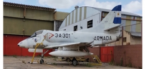 El avión que descansa en una escuela de Villa Luzuriaga y combatió en Malvinas