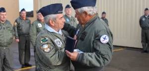Halcones. 12 pilotos, héroes de guerra con vuelos épicos en Malvinas, y un civil fueron condecorados por la Fuerza Aérea
