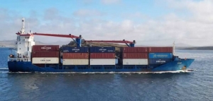 Los usurpadores de Malvinas muestran el barco de abastecimiento que une las islas con Chile y Uruguay