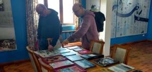 Turistas británicos visitaron en Ushuaia el Espacio Pensar Malvinas