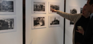 La muestra de fotos de Télam ayuda a que los niños "entiendan realmente qué pasó en Malvinas"